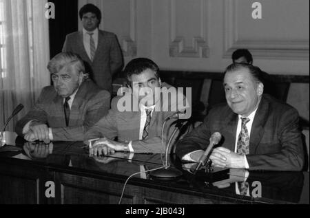 Bukarest, Rumänien, 1990. Der Präsident des rumänischen Fußballverbands, Mircea Angelescu, mit den Politikern Petre Roman & Ion Iliescu, während einer Pressekonferenz nach der Qualifikation der Fußballnationalmannschaft zur FIFA-Weltmeisterschaft 1990. Stockfoto