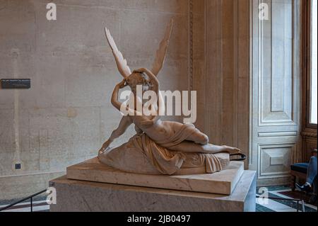 Die Psyche wurde durch Amors Kuss wiederbelebt. Statue von Antonio Canova. Louvre Museum. Paris Frankreich. 05/2009 Stockfoto