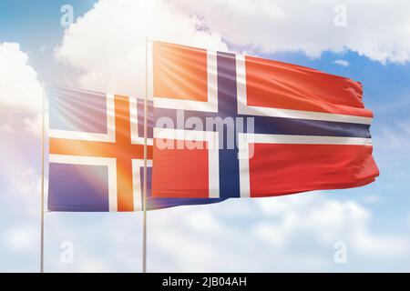 Sonniger blauer Himmel und Flaggen von norwegen und island Stockfoto