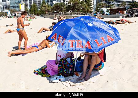 Queensland Australien / Touristen und Einheimische genießen die Sonne, die Küste und den Strand von Surfers Paradise. Stockfoto