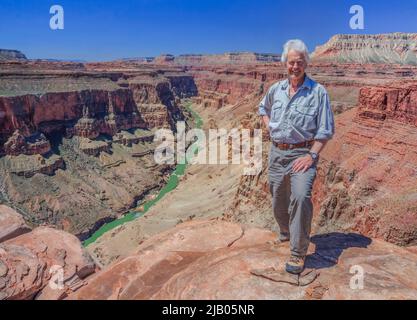 Selbstporträt von Johannes Lämmer oberhalb des Bereichs Fischschwanz Stromschnellen des Colorado River im Grand Canyon National Park, arizona Stockfoto