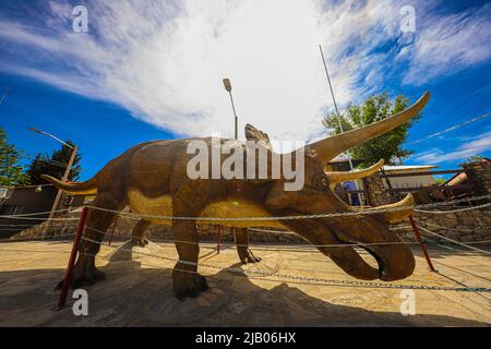 Eine Triceratops-Dinosaurierskulptur im Museum in Esqueda, Mexiko. Pueblo Esqueda im Bundesstaat Sonora Mexiko. Hadrosauroide Ornithopod-Dinosaurier. Yamatosaurus, Paläontologie und die Vergangenheit des Lebens auf der Erde durch Fossilien, Saurischier, Archeopteryx, Ornithomimus, Velociraptor, Corythosaurus, Tuojiangosaurus, Apatosaurus, Ankylosaurus, Stegosaurus, Triceratops, Pachycepalosaurus, Parasaurolofus, Iguanodon, Ceratopsians, Ceratopsids, Kreidezeit (© Foto Luis Gutierrez von NortePhoto.com) Una escultrua de Dinosaurier Triceratops en el museode Esqueda, Mexiko. Pueblo Esqueda en el estado de Sonora Stockfoto