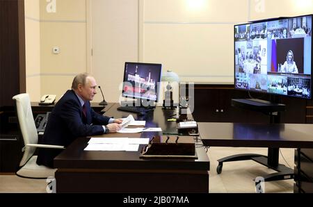 Moskau, Russland. 01.. Juni 2022. Der russische Präsident Wladimir Putin hält am Internationalen Kindertag eine Videokonferenz ab, um Großfamilien den Orden des elterlichen Ruhms aus der Präsidentenresidenz in Novo-Ogaryovo am 1. Juni 2022 außerhalb von Moskau, Russland, zu präsentieren. Quelle: Mikhail Metzel/Kremlin Pool/Alamy Live News Stockfoto