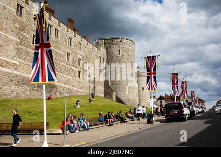 Windsor, Großbritannien. 1.. Juni 2022. Union Jacks hängen vor Windsor Castle. Am Jubiläumsfeiertag wird in Windsor eine Reihe von Feierlichkeiten zum Platin-Jubiläum von Königin Elizabeth II stattfinden. Kredit: Mark Kerrison/Alamy Live Nachrichten Stockfoto