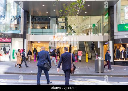 Geschäftsleute, die im Stadtzentrum von Sydney Aktentaschen und Anzug tragen, überqueren im Winter die George Street neben dem Einkaufszentrum Metcenter in Sydney Stockfoto