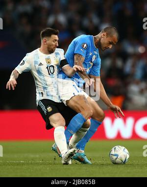 London, Vereinigtes Königreich . 01.. Juni 2022. Lionel Messi aus Argentinien und Gianluca Scamacca aus Italien während des Fußballspiels Argentinien gegen Italien, UEFA Finalissima 2022, Wembley Stadium, London, Großbritannien. 1. June 2022 Credit: Michael Zemanek/Alamy Live News Stockfoto