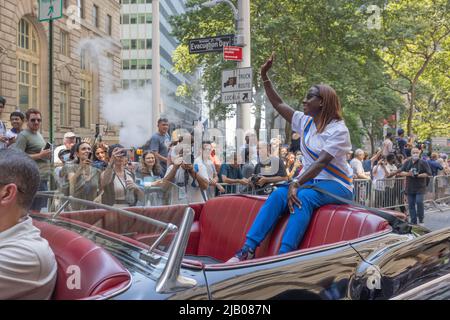 NEW YORK, N.Y. – 7. Juli 2021: Krankenschwester Sandra Lindsay, Grand Marshal der New Yorker Heimatstadt Heroes Parade, winkt den Zuschauern zu. Stockfoto