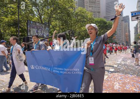 NEW YORK, N.Y. – 7. Juli 2021: Während der Heroes-Parade in New York City werden Marschers gesehen, die das Columbia University Irving Medical Center repräsentieren. Stockfoto