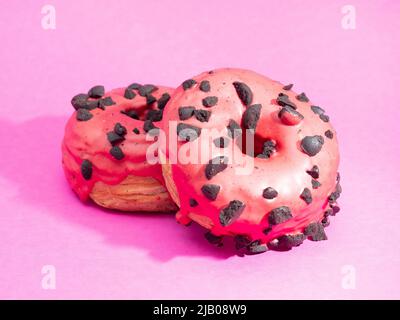 Rote Kronuts auf einem rosa Hintergrund. Hochwertige Fotos Stockfoto