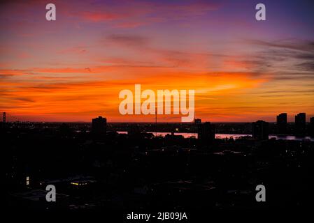 Bild von der Sonnenunterung und einer Silhouette von Gebäuden und dem detroit River. Westseite von Windsor und Downtown Detroit. Stockfoto