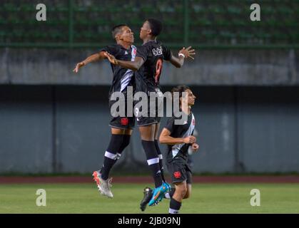 Salvador, Brasilien. 01.. Juni 2022. BA - Salvador - 06/01/2022 - BRASILIEN U17 CUP, BAHIA X VASCO - der Spieler von GB Vasco feiert sein Tor mit Spielern aus seinem Team während eines Spiels gegen Bahia im Pituacu-Stadion für die Copa do Brasil U-17 2022 Meisterschaft. Foto : Jhony Pinho/AGIF/Sipa USA Quelle: SIPA USA/Alamy Live News Stockfoto