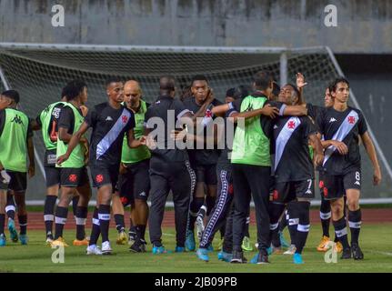 Salvador, Brasilien. 01.. Juni 2022. BA - Salvador - 06/01/2022 - BRASILIEN U17 CUP, BAHIA X VASCO - der Spieler von GB Vasco feiert sein Tor mit Spielern aus seinem Team während eines Spiels gegen Bahia im Pituacu-Stadion für die Copa do Brasil U-17 2022 Meisterschaft. Foto : Jhony Pinho/AGIF/Sipa USA Quelle: SIPA USA/Alamy Live News Stockfoto