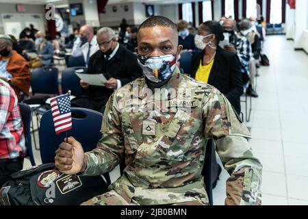 New York, USA. 01.. Juni 2022. Mitglied der Nationalgarde US Army Yao posiert, nachdem er US-Bürger bei der Einbürgerungszeremonie des Memorial Day am 1. Juni 2022 im US-amerikanischen Bezirksbüro New York geworden ist. 102 Menschen aus 38 Ländern wurden neue US-Bürger. Sie haben Eid geleistet und die Treue geloben. (Foto von Lev Radin/Sipa USA) Quelle: SIPA USA/Alamy Live News Stockfoto