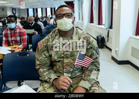 New York, NY - 1. Juni 2022: Mitglied der Nationalgarde U. S. Army Barrett posiert, nachdem er US-Bürger bei der Einbürgerungszeremonie des Memorial Day im US-amerikanischen Bezirksamt New York geworden ist Stockfoto