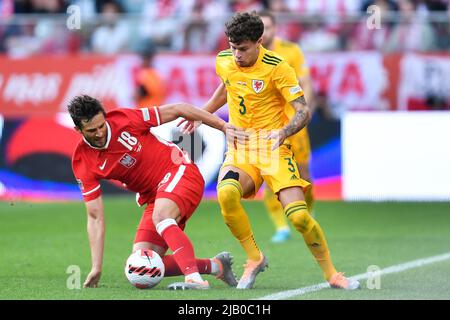 Breslau. 1.. Juni 2022. Neco Williams (R) aus Wales stellt sich am 1. Juni 2022 in der Tarczynski Arena in Wroclaw, Polen, dem polnischen Bartosz Bereszynski während des UEFA Nations League League A Group 4-Spiels zwischen Polen und Wales. Quelle: Lukasz Sobala/Xinhua/Alamy Live News Stockfoto