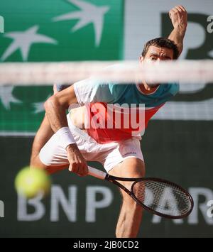 Paris, Frankreich. 1.. Juni 2022. Marin Cilic serviert den Ball während des Männer-Einzel-Viertelfinales zwischen Marin Cilic aus Kroatien und Andrey Rublev aus Russland beim French Open-Tennisturnier bei Roland Garros in Paris, Frankreich, am 1. Juni 2022. Quelle: Meng Dingbo/Xinhua/Alamy Live News Stockfoto