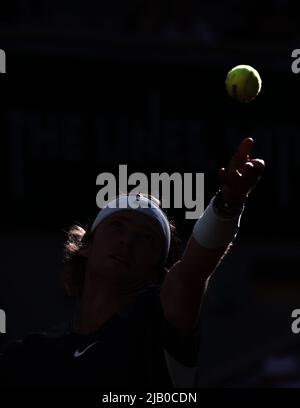 Paris, Frankreich. 1.. Juni 2022. Andrey Rublev serviert den Ball während des Männer-Einzel-Viertelfinales zwischen Marin Cilic aus Kroatien und Andrey Rublev aus Russland beim French Open Tennisturnier bei Roland Garros in Paris, Frankreich, 1. Juni 2022. Quelle: Meng Dingbo/Xinhua/Alamy Live News Stockfoto