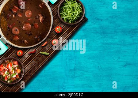 Brasilianische Feijoada. Traditionelle brasilianische Küche. Draufsicht. Stockfoto