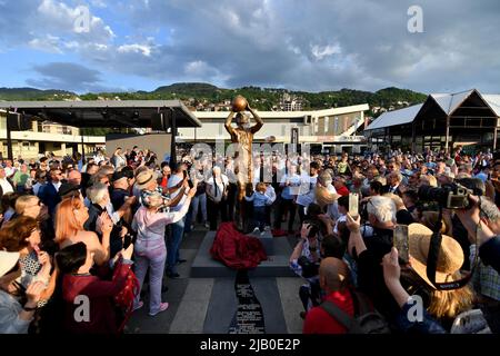 Sarajevo. 1.. Juni 2022. Am 1. Juni 2022 wird in Sarajevo, Bosnien und Herzegowina, das Denkmal für Mirza DelibaBasic enthüllt. Quelle: Nedim Grabovica/Xinhua/Alamy Live News Stockfoto