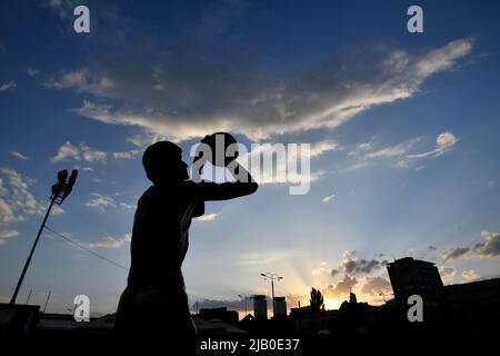 Sarajevo. 1.. Juni 2022. Am 1. Juni 2022 ist in Sarajevo, Bosnien und Herzegowina (BiH) eine Silhouette des Denkmals von Mirza Delibasisch zu sehen. Quelle: Nedim Grabovica/Xinhua/Alamy Live News Stockfoto