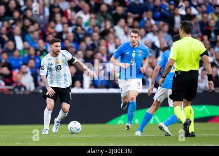 LONDON, GROSSBRITANNIEN. JUNI 1. Lionel Messi aus Argentinien kontrolliert den Ball während des CONMEBOL - UEFA Cup of Champions Finalissima zwischen Italien und Argentinien am Mittwoch, den 1.. Juni 2022 im Wembley Stadium in London. (Kredit: Federico Maranesi | MI Nachrichten) Kredit: MI Nachrichten & Sport /Alamy Live Nachrichten Stockfoto