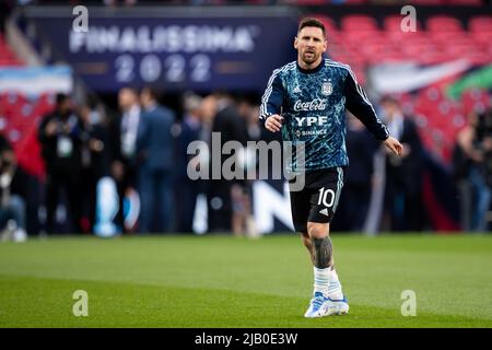 LONDON, GROSSBRITANNIEN. JUNI 1. Lionel Messi aus Argentinien erwärmt sich während des CONMEBOL - UEFA Cup of Champions Finalissima zwischen Italien und Argentinien am Mittwoch, den 1.. Juni 2022, im Wembley Stadium in London. (Kredit: Federico Maranesi | MI Nachrichten) Kredit: MI Nachrichten & Sport /Alamy Live Nachrichten Stockfoto