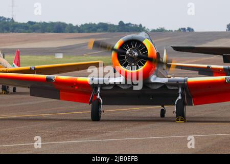 Klassisches Aerobatic-Flugzeug Am Flughafen Mit Laufendem Motor Stockfoto