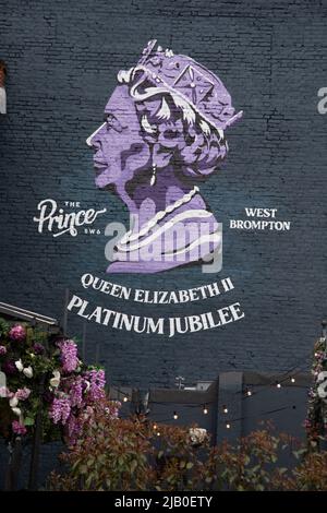 London, Großbritannien. Ist Juni 2022. Anlässlich des Platin-Jubiläums Ihrer Majestät wurde ein Porträt der Königin auf eine Kneipe gemalt. Quelle: Kiki Streitberger / Alamy Live News Stockfoto
