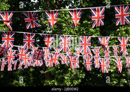 London, Großbritannien. Ist Juni 2022. Das „Bunting“ wurde anlässlich des „Platinum Jubilee“ der Königin aufgelegt. Quelle: Kiki Streitberger / Alamy Live News Stockfoto