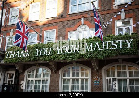 London, Großbritannien. Ist Juni 2022. „Thank you Your Majesty“ steht auf der Vorderseite des Goring Hotels in Westminster, um das Platin-Jubiläum der Königin zu feiern. Quelle: Kiki Streitberger / Alamy Live News Stockfoto