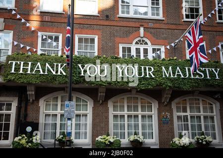 London, Großbritannien. Ist Juni 2022. „Thank you Your Majesty“ steht auf der Vorderseite des Goring Hotels in Westminster, um das Platin-Jubiläum der Königin zu feiern. Quelle: Kiki Streitberger / Alamy Live News Stockfoto