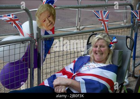 London, Großbritannien. Ist Juni 2022. Königliche Fans sind in die Mall gekommen, um sich einen hervorragenden Platz für das morgige Platin-Jubiläum zu sichern, um die 70 Jahre auf dem Thron von Königin Elizabeth II zu feiern. Quelle: Kiki Streitberger / Alamy Live News Stockfoto