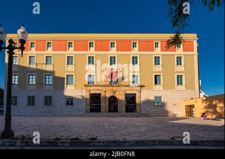 Tarragona, Spanien. 28.. Mai 2022. Das Untergeschoss des Provinzrates von Tarragona. Die Altstadt von Tarragona, geschützt durch römische Mauern, hat ihre mittelalterliche Ästhetik bewahrt. Die alten Gebäude werden restauriert, um den Stil der Zeit zu bewahren und zu einem unverzichtbaren Besuch für Touristen zu werden. Der Sommer 2022 hat eine sehr wichtige Anzahl von Reservierungen und die Verdoppelung der Kapazität von Kreuzschiffen im Hafen von Tarragona gesehen. Kredit: SOPA Images Limited/Alamy Live Nachrichten Stockfoto