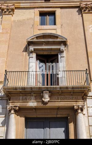 Tarragona, Spanien. 28.. Mai 2022. Der Balkon über dem Eingang der Erzdiözese Tarragona. Die Altstadt von Tarragona, geschützt durch römische Mauern, hat ihre mittelalterliche Ästhetik bewahrt. Die alten Gebäude werden restauriert, um den Stil der Zeit zu bewahren und zu einem unverzichtbaren Besuch für Touristen zu werden. Der Sommer 2022 hat eine sehr wichtige Anzahl von Reservierungen und die Verdoppelung der Kapazität von Kreuzschiffen im Hafen von Tarragona gesehen. Kredit: SOPA Images Limited/Alamy Live Nachrichten Stockfoto