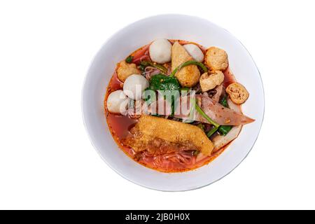 Traditionelle Yentafo dünne Reisstick-Nudeln mit rosa Sauce und Fischbällchen, Garnelenkugel, knackiger Tintenfisch eingelegter, chinesischer Morgenruhm und gebratener Wonton i Stockfoto