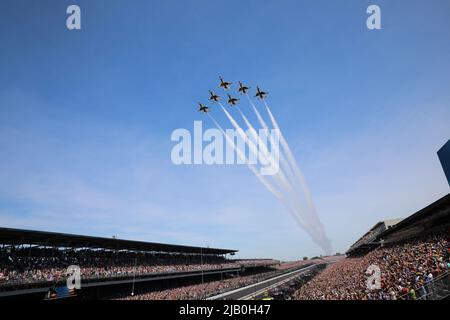 Der Chef des National Guard Bureau, General Daniel Hokanson und der Adjutant General von Indiana, Maj. General Dale Lyles, und andere angesehene Besucher besuchten die Indy 500 auf dem Indianapolis Motor Speedway in Indianapolis, Ind., 29. Mai 2022. Die Indiana National Guard unterstützte zusammen mit anderen Dienststellen die Indianapolis 500 Pre-Race Zeremonien. Stockfoto