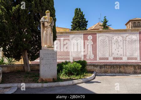 Tarragona, Spanien. 28.. Mai 2022. Die Statue des Apostels San Pablo hinter der Kathedrale auf dem Platz von Palau. Die Altstadt von Tarragona, geschützt durch römische Mauern, hat ihre mittelalterliche Ästhetik bewahrt. Die alten Gebäude werden restauriert, um den Stil der Zeit zu bewahren und zu einem unverzichtbaren Besuch für Touristen zu werden. Der Sommer 2022 hat eine sehr wichtige Anzahl von Reservierungen und die Verdoppelung der Kapazität von Kreuzschiffen im Hafen von Tarragona gesehen. (Foto: Laurent Coust/SOPA Images/Sipa USA) Quelle: SIPA USA/Alamy Live News Stockfoto