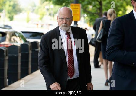 Washington, Vereinigte Staaten. 31.. Mai 2022. Der Sonderermittler John Durham, der den damaligen US-Generalanwalt William Barr 2019 nach der Veröffentlichung des Mueller-Berichts zur Untersuchung der Ursprünge der Trump-Russland-Untersuchung ernannte, kommt am Dienstag, den 31. Mai 2022, zum US-Bezirksgericht für den District of Columbia. Kredit: Ron Sachs/CNP (BESCHRÄNKUNG: KEINE New York oder New Jersey Zeitungen oder Zeitungen innerhalb eines 75 Meilen Radius von New York City) Gutschrift: dpa/Alamy Live Nachrichten Stockfoto