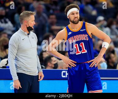 San Francisco, Usa. 10.. Februar 2022. Steve Kerr, Cheftrainer der Golden State Warriors, spricht mit Klay Thompson (11) während ihres Spiels gegen die New York Knicks im zweiten Viertel im Chase Center in San Francisco am Donnerstag, den 10. Februar 2022. (Foto: Nhat V. Meyer/Bay Area News Group/TNS/Sipa USA) Quelle: SIPA USA/Alamy Live News Stockfoto