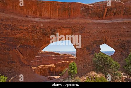 Blick durch ein Paar Arches auf dem Partition Arch im Arches National Park in Utah Stockfoto