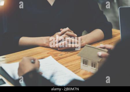 Immobilienmakler erklären Versicherung und Vereinbarung Vertrag dem Kunden vor Unterzeichnung Vertrag. Stockfoto