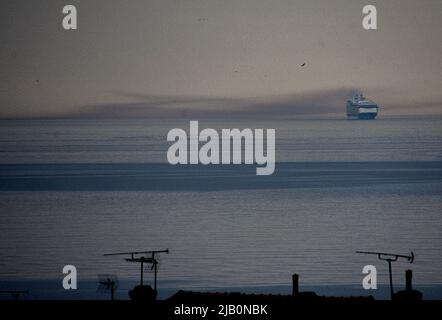 Marseille, Frankreich. 31.. Mai 2022. Das Schiff Wonder of the Seas kommt im französischen Mittelmeerhafen von Marseille an und spuckt eine beeindruckende Rauchwolke aus. Kredit: SOPA Images Limited/Alamy Live Nachrichten Stockfoto