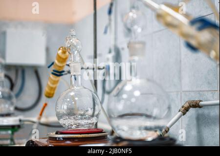 Kolben mit kochendem Alkohol bei der Destillation im Labor Stockfoto