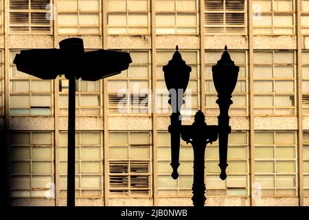 BRASILIEN, SÃO PAULO, SP, 16/07/2013. POSTES. Silhueta de postes no Viaduto Santa Ifigênia e no Vale do Anhangabaú, no Centro de São Paulo, SP. – FOTO: A Stockfoto