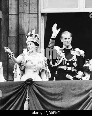 Am 2. Juni 1953 winkt die britische Königin Elizabeth II. (L) in Begleitung des britischen Prinzen Philip, Duke of Edinburgh (R), nach der Krönung in der Westminter Abbey in London der Menge zu. - Elizabeth heiratete den Herzog von Edinburgh am 20.. November 1947 und wurde 1952 im Alter von 25 Jahren zur Königin ernannt. Ihre Krönung war die erste weltweite Fernsehveranstaltung Stockfoto