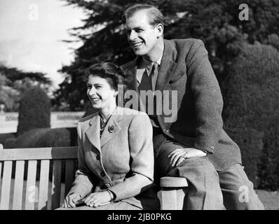 Die britische Prinzessin Elizabeth (zukünftige Königin Elizabeth II.) und ihr Mann Philip, Herzog von Edinburgh, posieren während ihrer Flitterwochen am 25. November 1947 im Broadlands Estate, Hampshire Stockfoto
