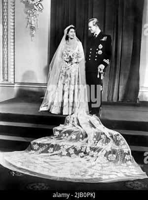 Die britische Prinzessin Elizabeth (zukünftige Königin Elizabeth II.) (L) und Philip, Herzog von Edinburgh (R), posieren am 20. November 1947 im Buckingham Palace in London Stockfoto