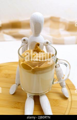 Dalgona-Kaffee oder Schlagkaffee. Neuer beliebter Trend bei Speisen und Getränken. Heller Hintergrund. Vertikales Foto Stockfoto