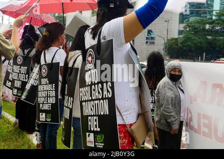 2. Juni 2022, Makati City, National Capital Region, Philippinen: Klimaaktivisten veranstalten in Makati eine Kundgebung gegen die japanische Megabank SMBC GroupÃ¢â‚¬â„¢Finanzierung fossiler Brennstoffe .Rallye der schmutzigen Unternehmen (ADC) von AsiaÃ¢â‚¬â„¢in Verbindung mit der Jahreshauptversammlung der Sumitomo .Mitsui Financial Group (SMBC Group). Die Aktionäre von SMBC werden über Aktionärsvorschläge von NGOs abstimmen, die darauf abzielen, die Klimaschutzmaßnahmen von SMBC GroupÃ¢â‚¬â„¢zu stärken. SMBC ist einer der weltweit führenden Finanziers für fossile Brennstoffe. (Bild: © George Buid/ZUMA Press Wire) Stockfoto