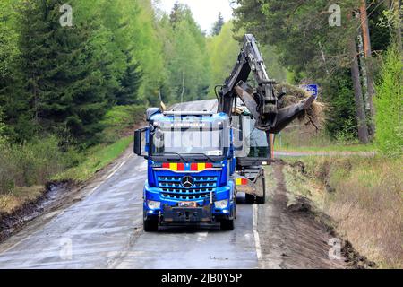 blauer-mercedes-benz-arocs-kipper-und-bagger-von-kaskenoja-oy-bei-der